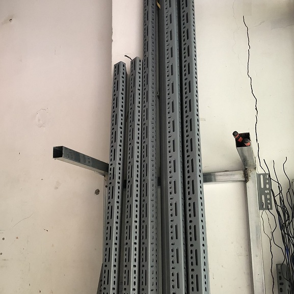 Thép V đục lỗ 3x5 thanh 2.4M 